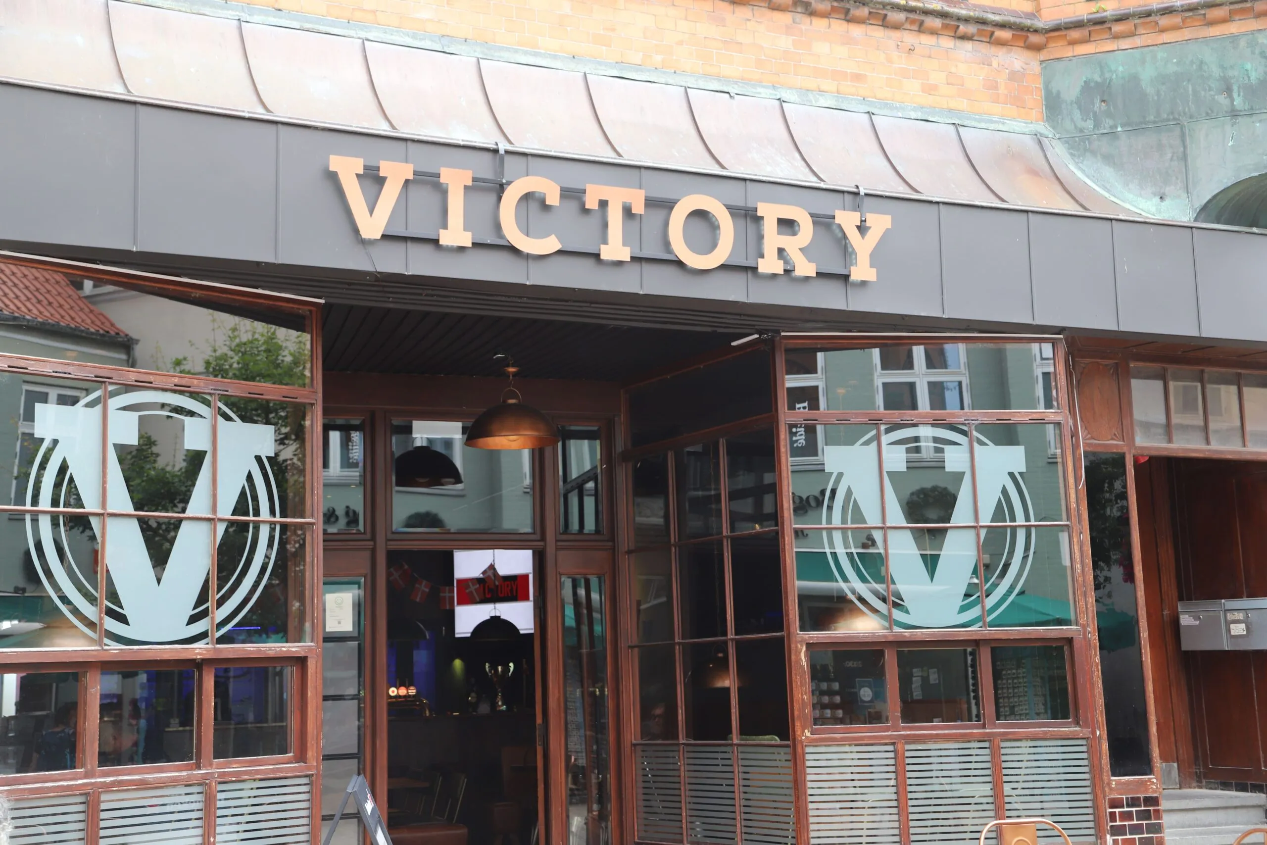 Indgangen til Victory Sportsbar i gågaden