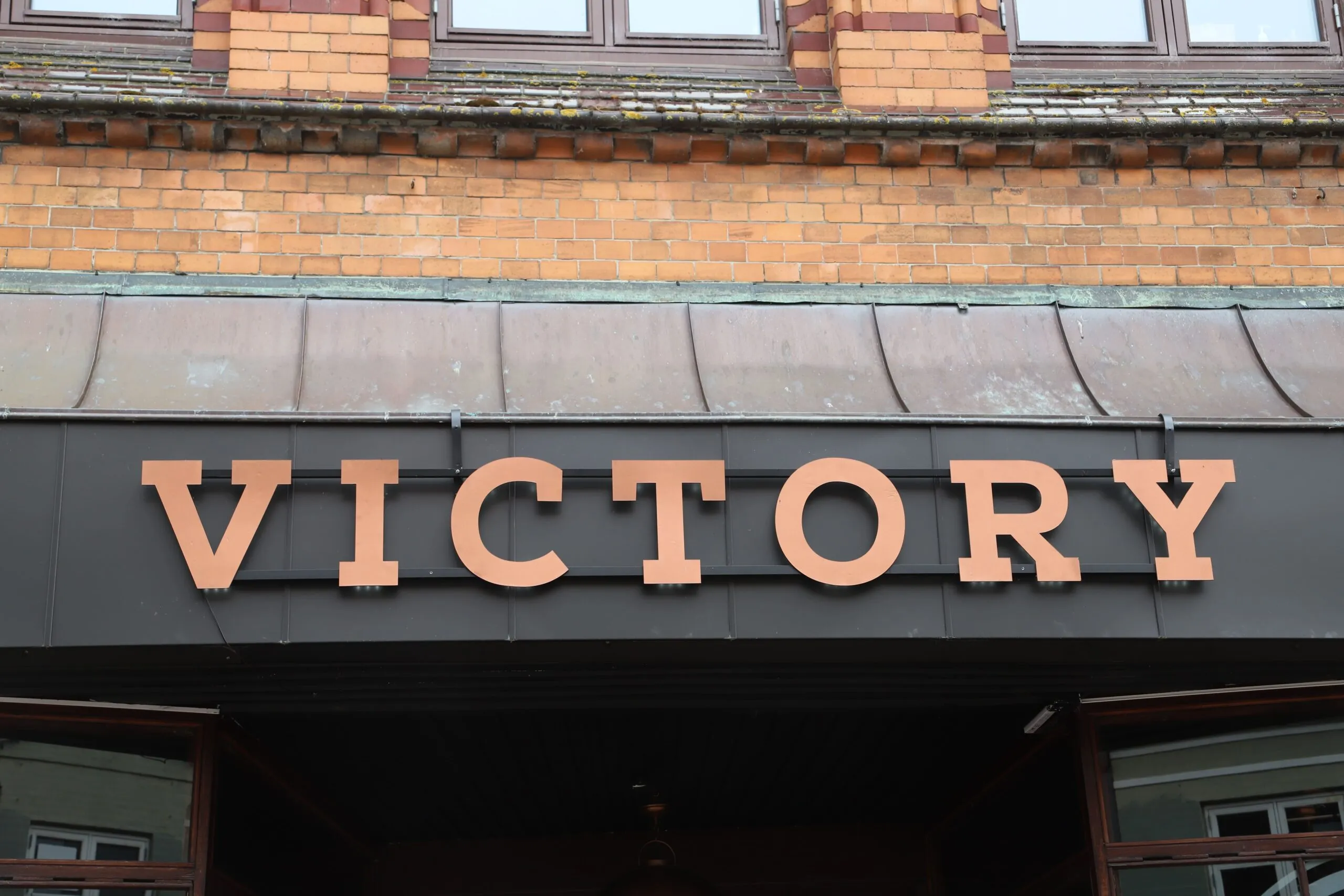 Victory-skiltet over indgangen