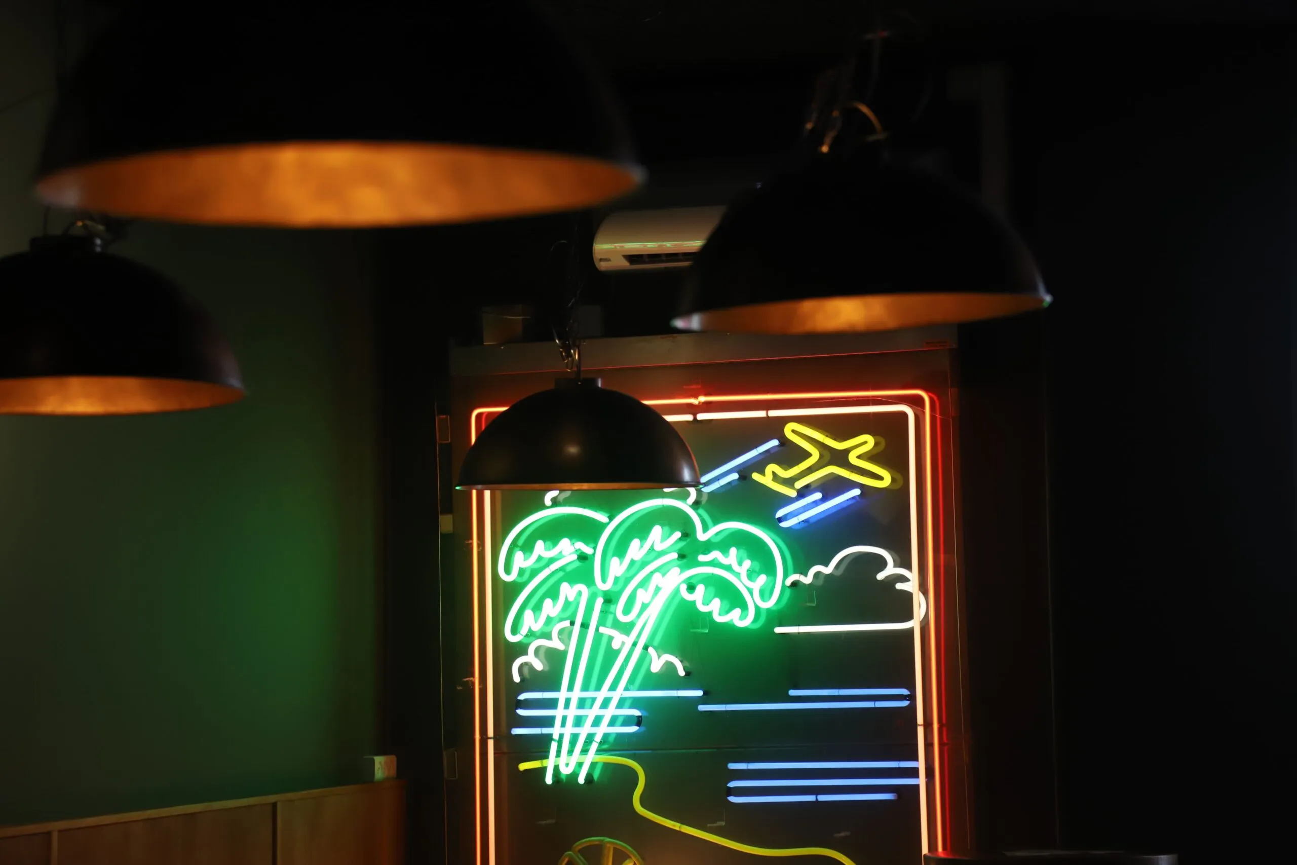 Neonskilt og lamper i lokalet